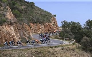 Volta a Catalunya stage 1 Live - Nerves high as the rain falls