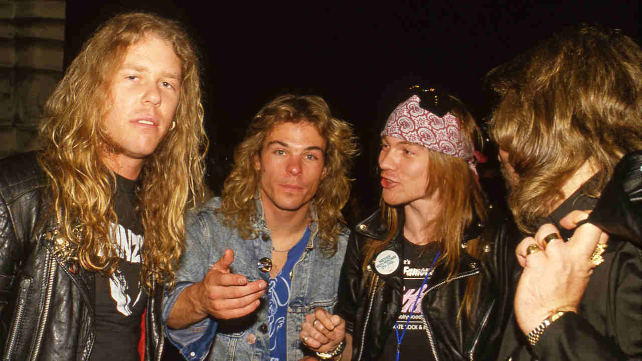 Metallica&amp;rsquo;s James Hetfield posing for a photograph with Guns N&amp;rsquo; Roses&amp;rsquo; Axl Rose