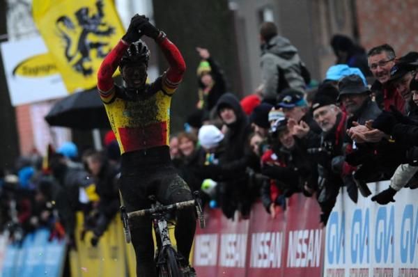 A barely recognizable Sven Nys (Landbouwkrediet-Colnago) celebrates his win.