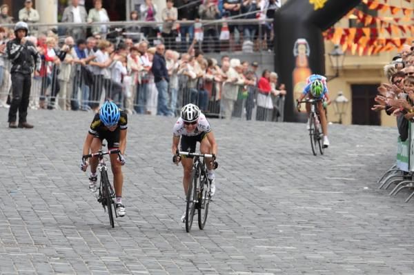 Elizabeth Armitstead (Garmin-Cervelo) outsprinted Judith Arndt (HTC-HighRoad) to win the final stage
