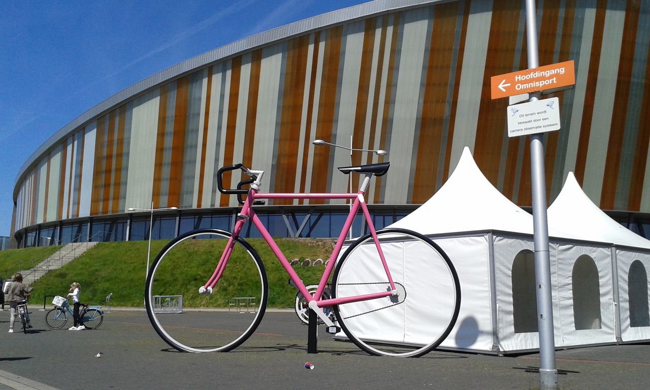 The Apeldoorn velodrome gets a Giro-themed accessory