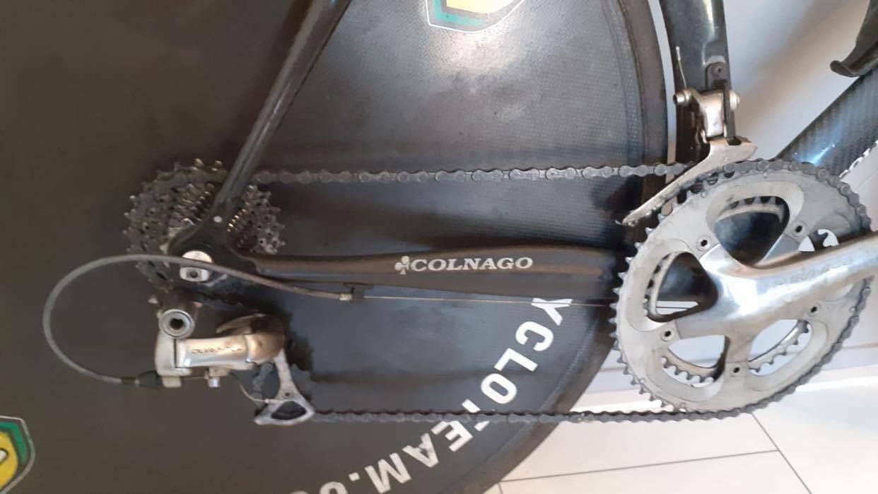 The mid-2000s TT bike comes equipped with a 10-speed Shimano Dura-Ace groupset