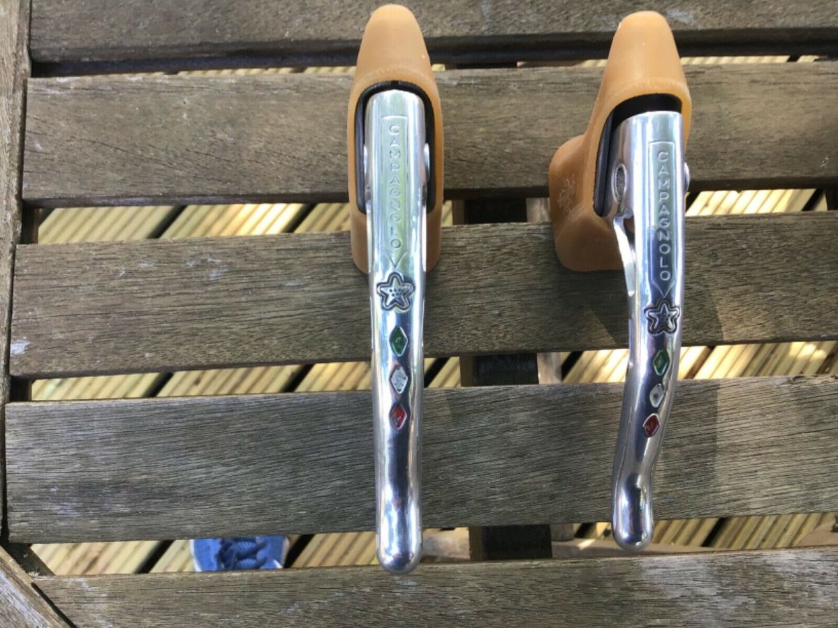 The beautifully pantographed Campagnolo Record brake levers are truly stunning