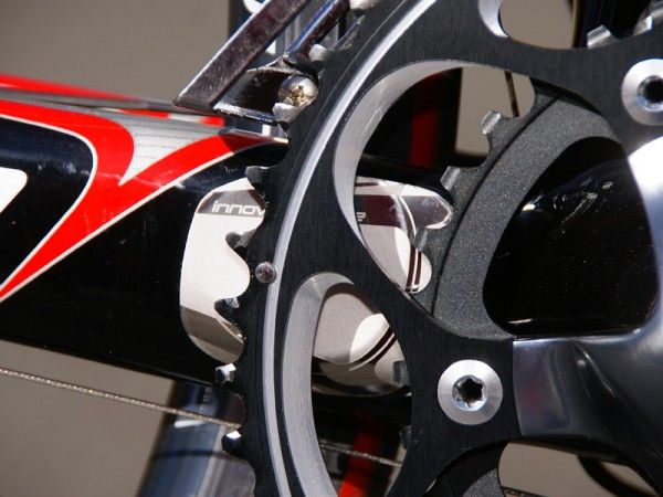 A small plate behind the chainrings protect against damage in the event of a dropped chain or chainsuck.