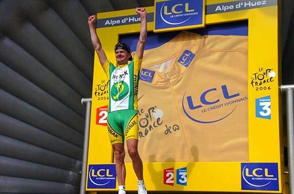 Floyd Landis (Phonak) salutes on the podium