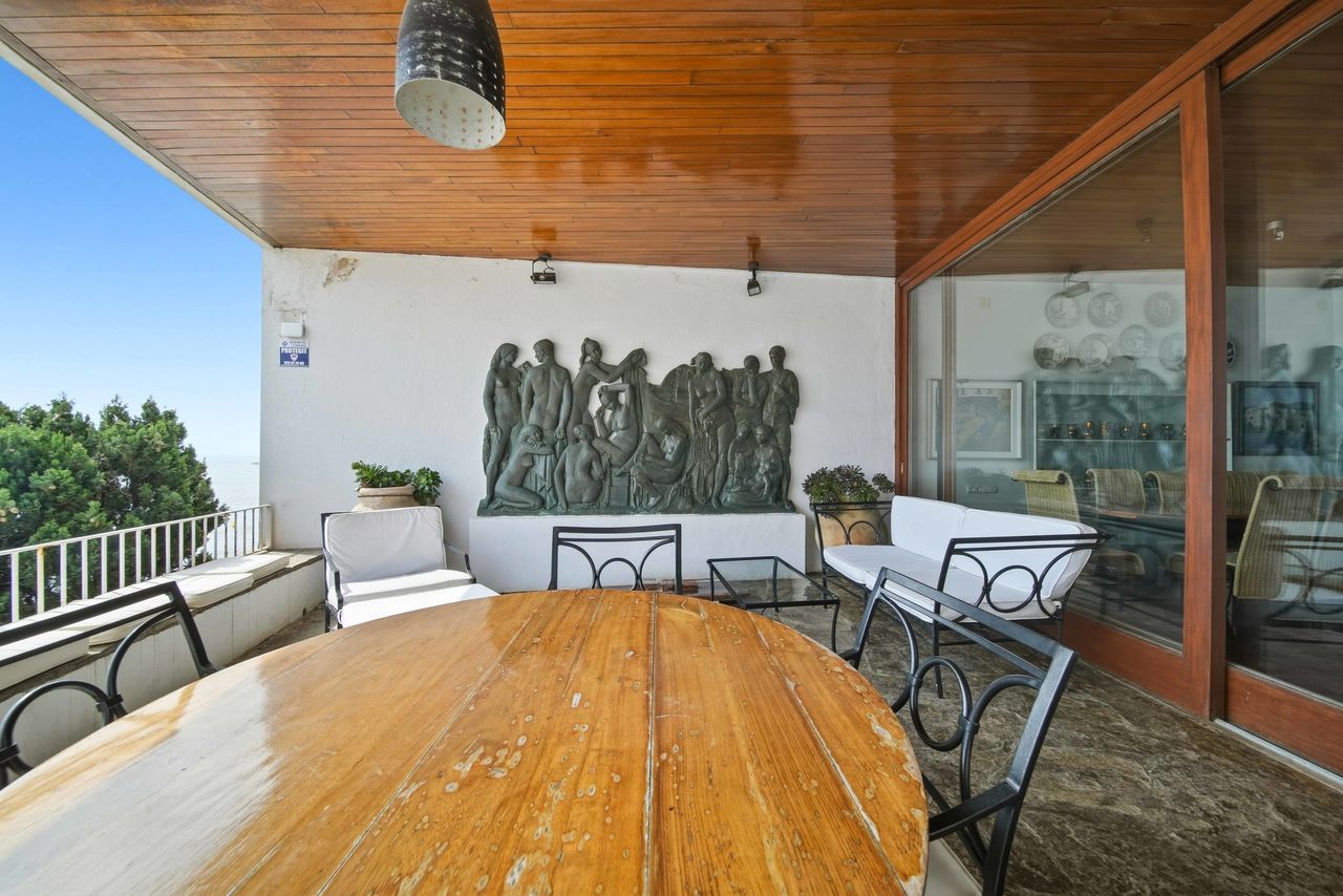 Details of the house's covered outdoor spaces