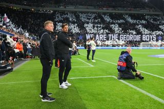  Eddie Howe, manager of Newcastle United, looks on as Newcastle United supporters lift a banner reading 'We Are The Geordie Boys' ahead of the UEFA Champions League match between Newcastle United FC and Paris Saint-Germain at St. James Park on October 04, 2023 in Newcastle upon Tyne, England. (Photo by James Gill - Danehouse/Getty Images)
