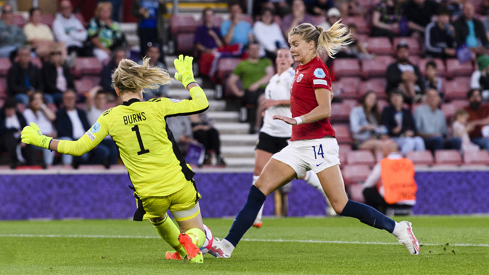 Ada Hegerberg prøver å rekke en ball før Nord-Irland-keeper Jacqueline Burns