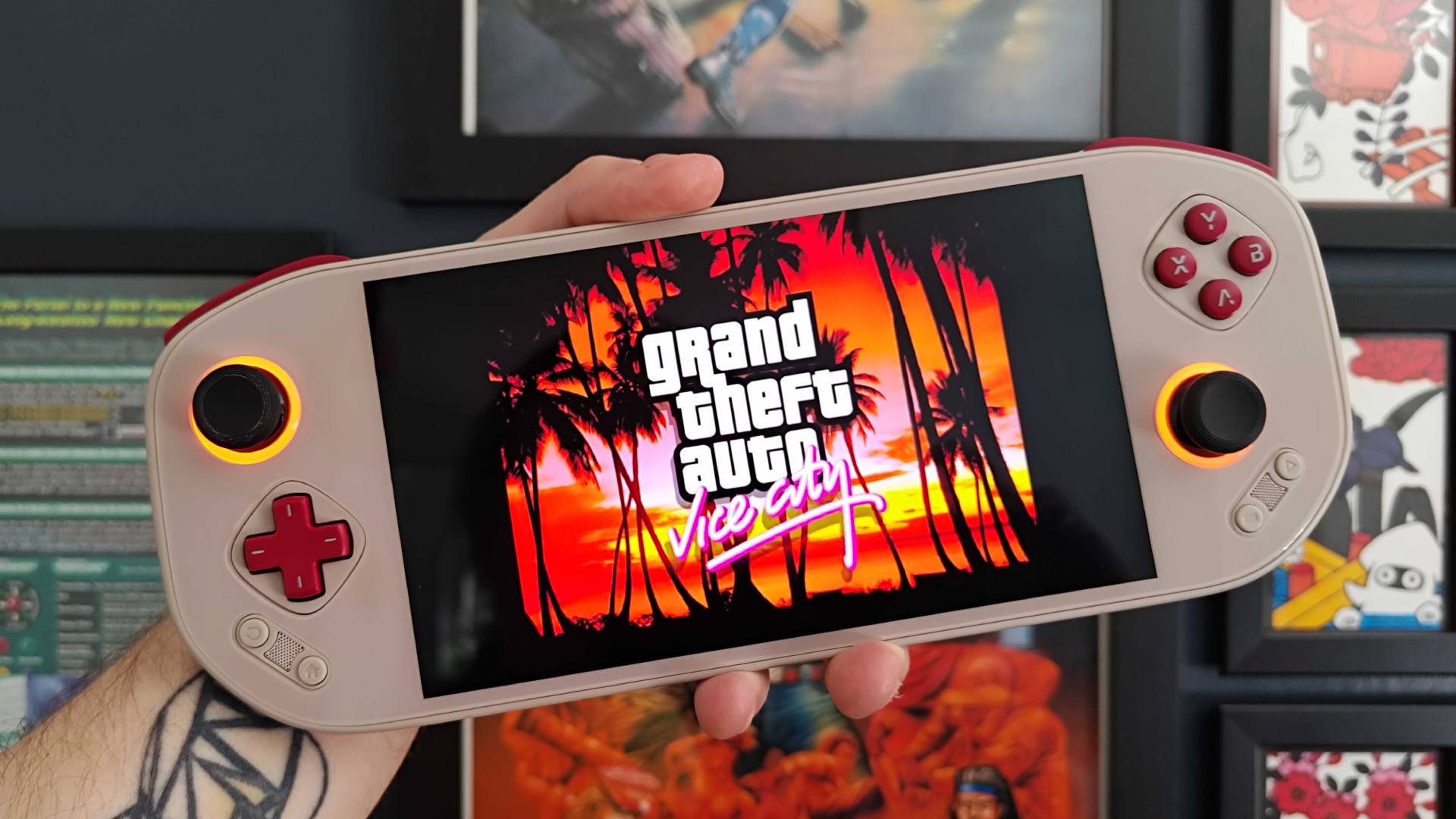 Hand holding Mangmi Pocket Max handheld running GTA Vice City with title displayed.
