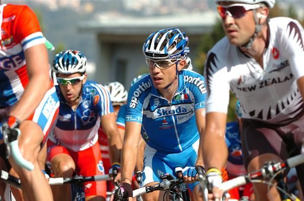 Cunego (Italy) looks cool in the middle part of the race.