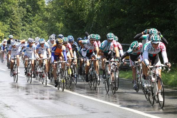 The peloton grabs some lunch during stage 4 of the Ster ZLM Toer.