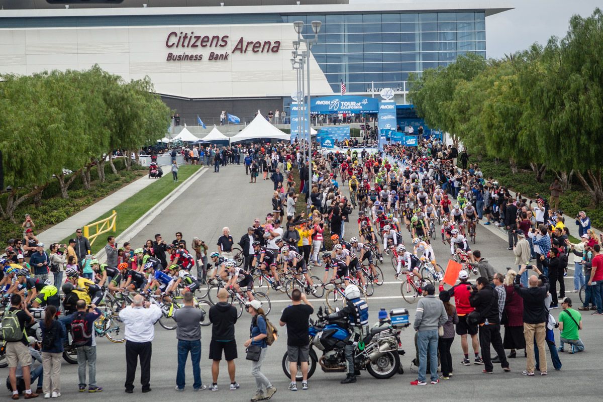 The race leaves the start in Ontario