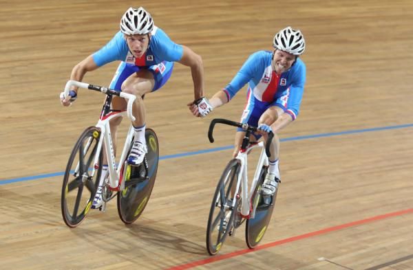The Czech team attack to take a lap and take the lead.