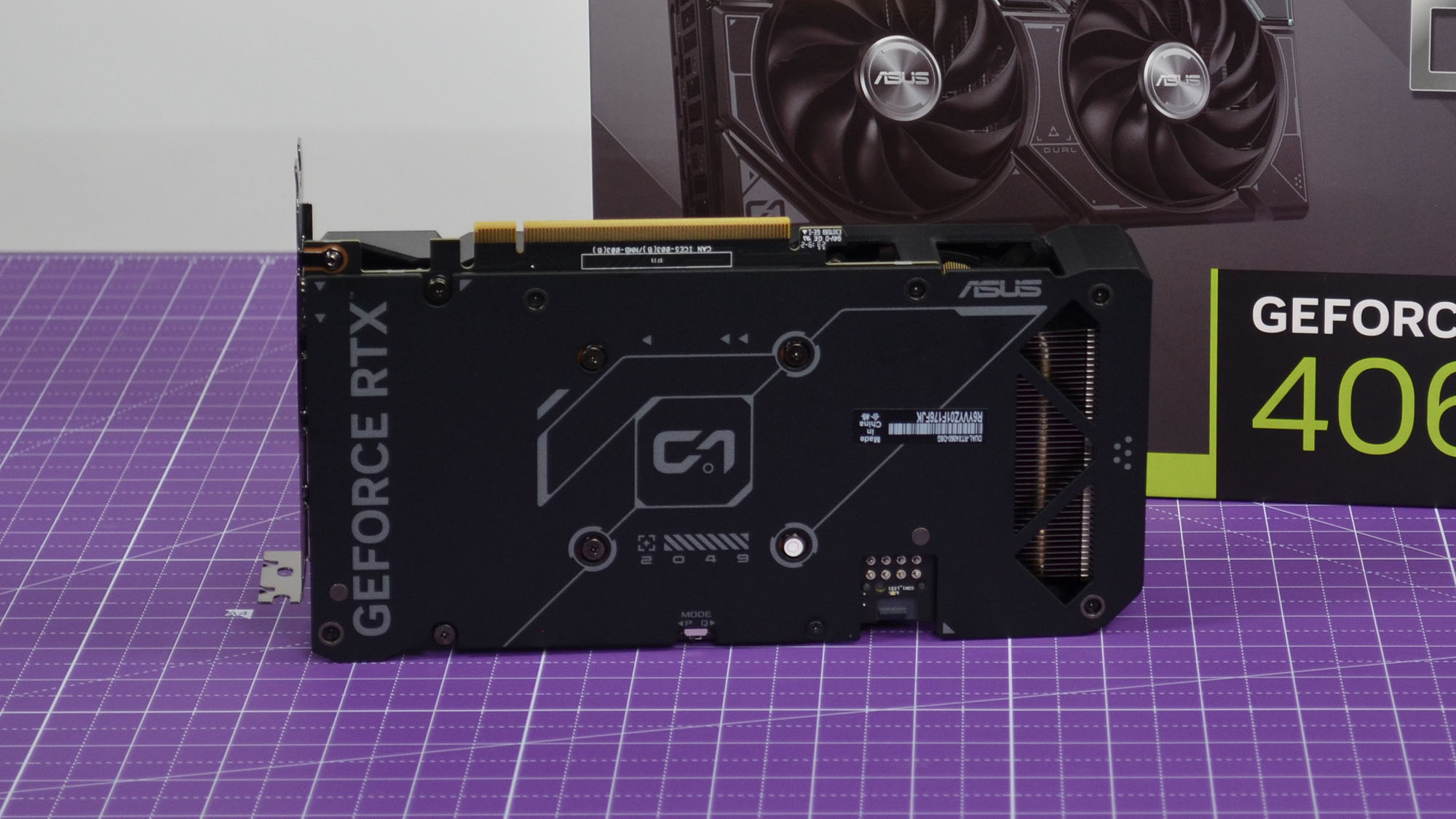 Une Nvidia GeForce RTX 4060 sur une table avec son emballage de vente