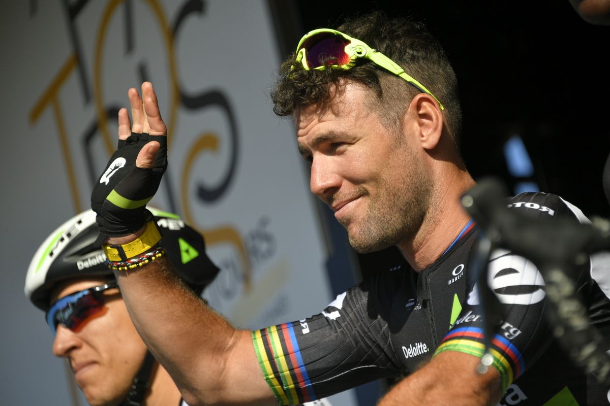 Mark Cavendish waves to the crowd