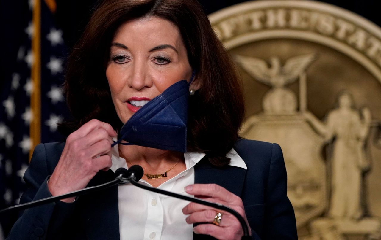 New York Gov. Kathy Hochul announces the end of the state&amp;#039;s indoor mask mandate