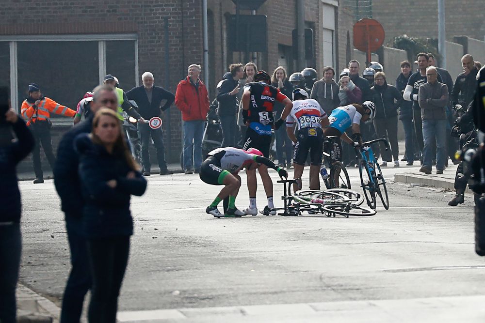 Riders go down near the end of gent-Wevelgem