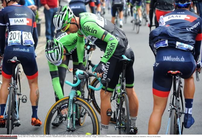 Robert Wagner (Belkin) tries to untangle his bike