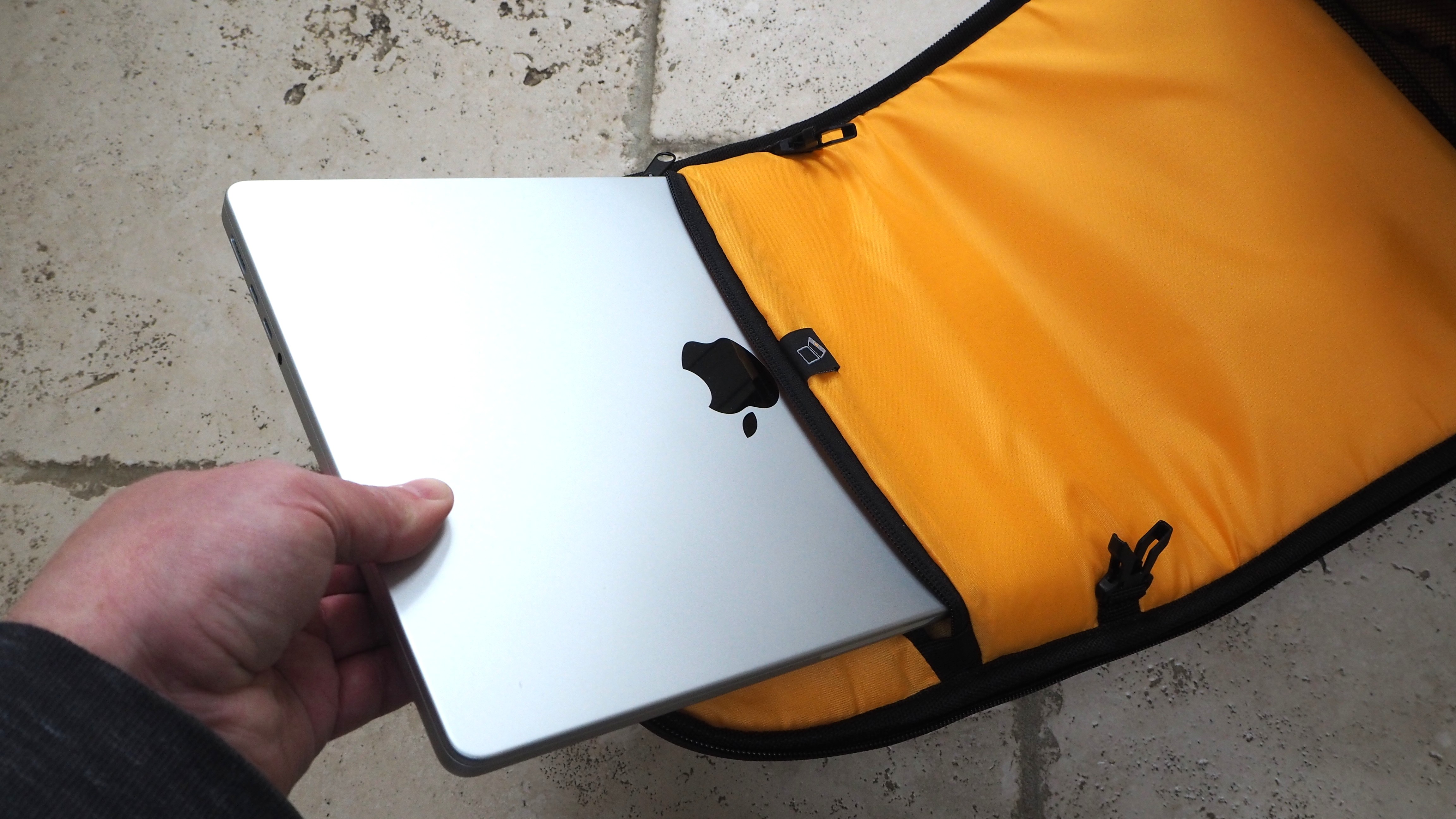 Vanguard Alta Fly 55T G2 laptop compartment