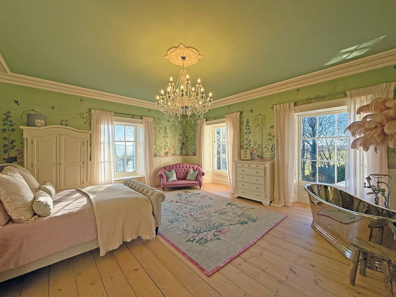 A green bedroom at Polstrong Manor