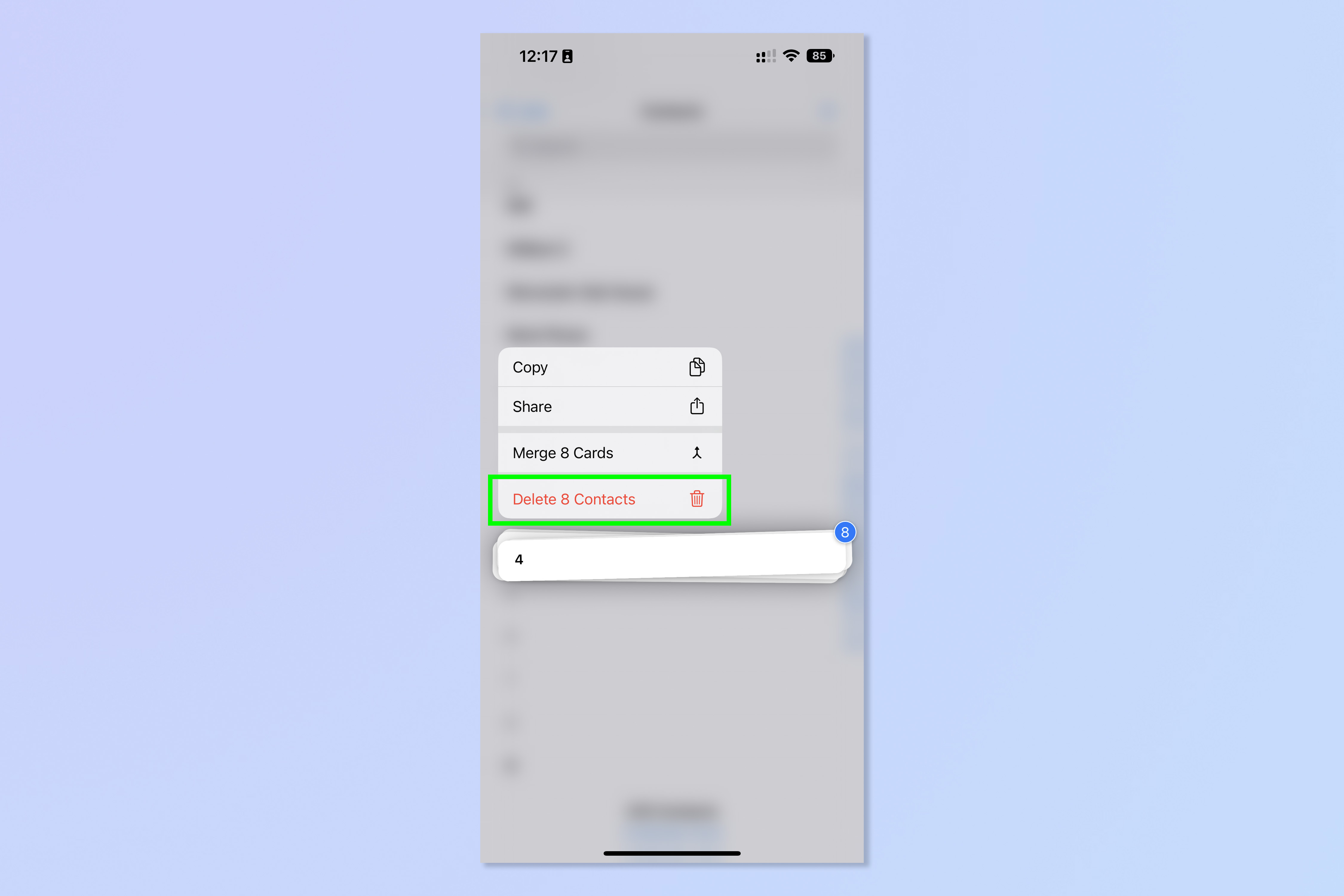 Une capture d'écran montrant les étapes requises pour supprimer plusieurs contacts sur iPhone