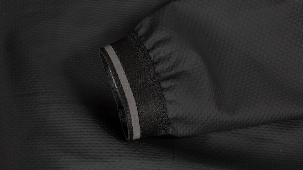 Bioracer Kaaiman elastic at end of sleeve