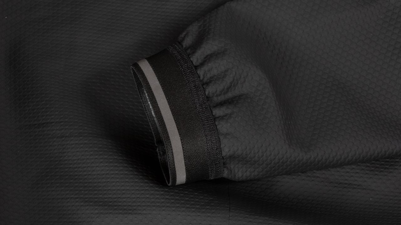 Bioracer Kaaiman elastic at end of sleeve