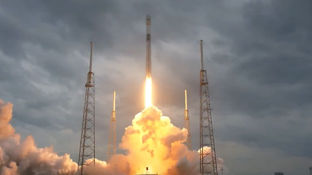 SpaceX, 두 개의 통신 위성, 지상 기반 로켓을 바다로 발사