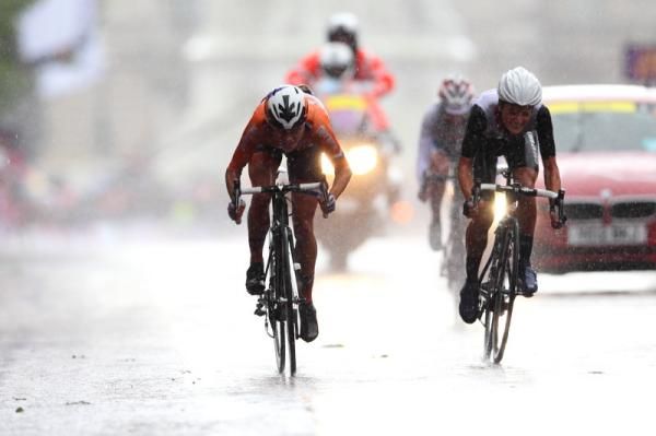 Marianne Vos (Netherlands) leads the sprint from Elizabeth Armitstead (Great Britain) and Olga Zabelinskaya (Russia) on The Mall, from 200 metres away