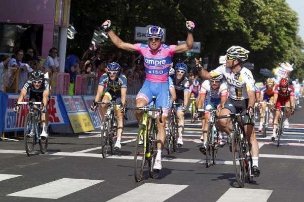 Alessandro Petacchi takes the win