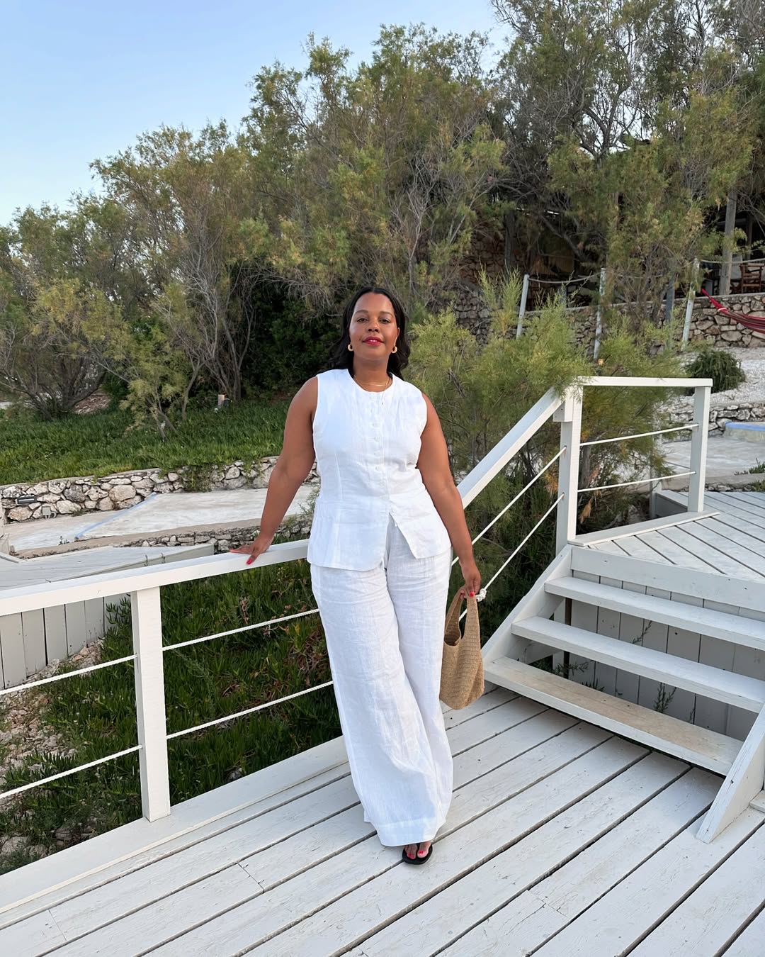 @styleidealist wears white linen trousers