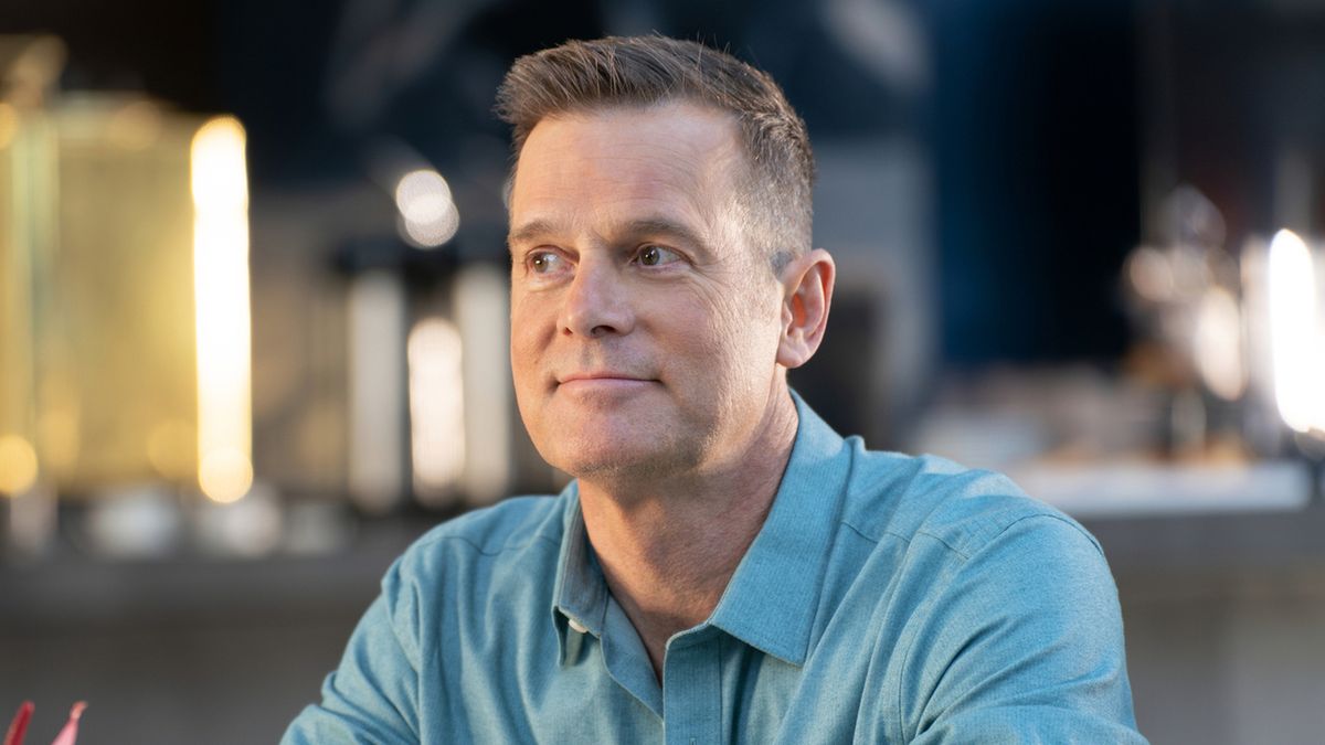 Peter Krause as Bobby Nash in 9-1-1 Season 7x01