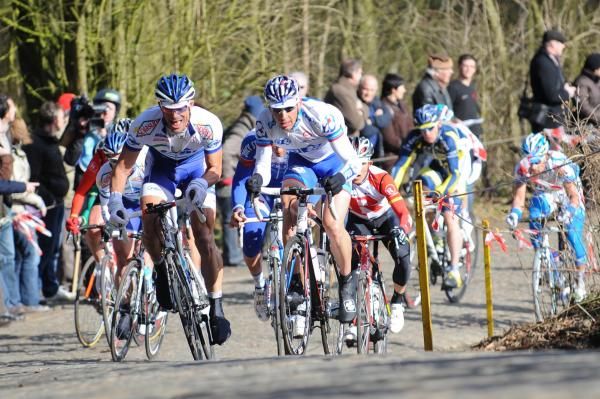 The lead group hits the Kemmelberg