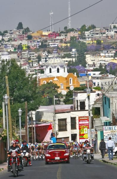 The peloton heads out of Tlaxcala.