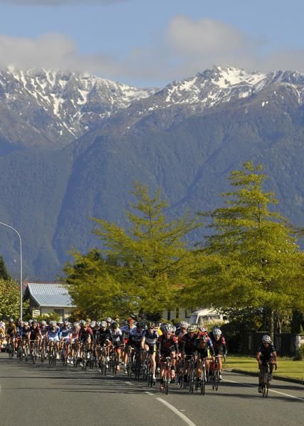 The peloton leaves Te Anau at the start of stage 8.