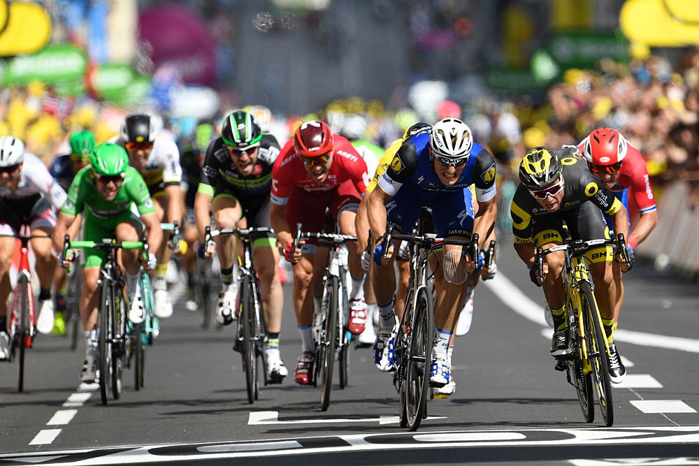 Marcek Kittel (Etixx-QuickStep) wins the photo-finish sprint ahead of Bryan Coquard (Direct Energie)
