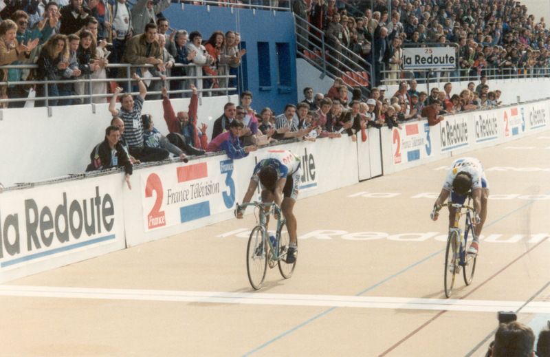 Gilbert Duclos-Lassalle wins the narrow sprint ahead of Franco Ballerini in 1993 at the age of 38