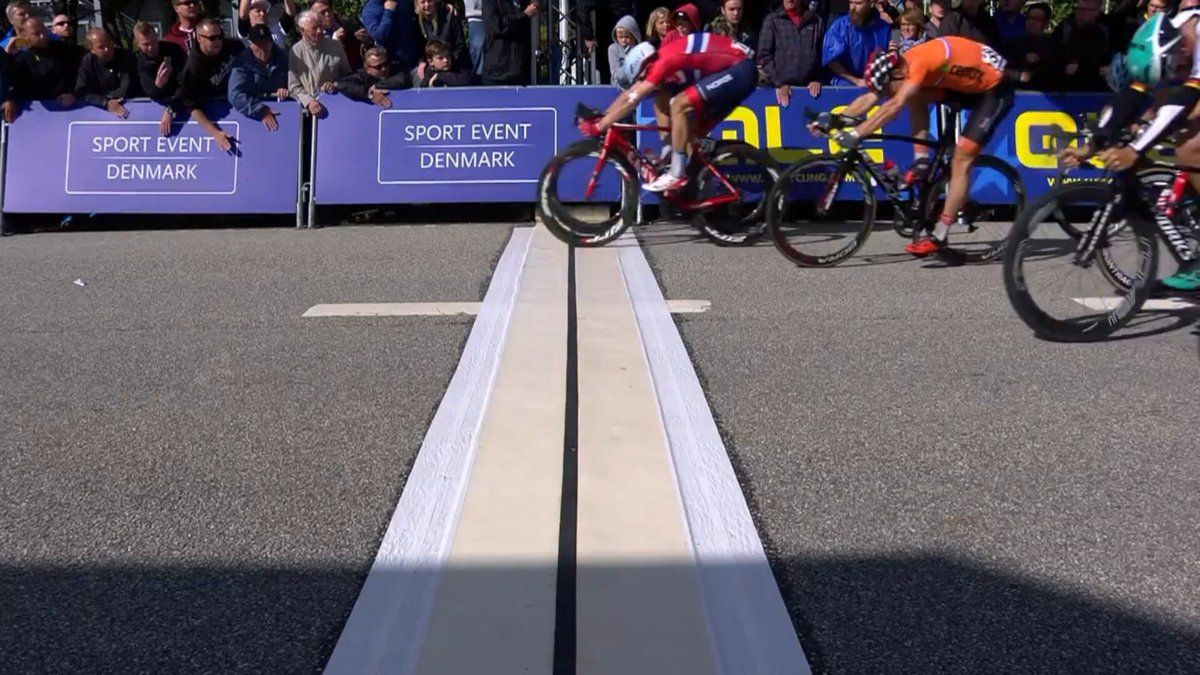 Alexander Kristoff (Norway) edges out Elia Viviani (Italy) in the European championships