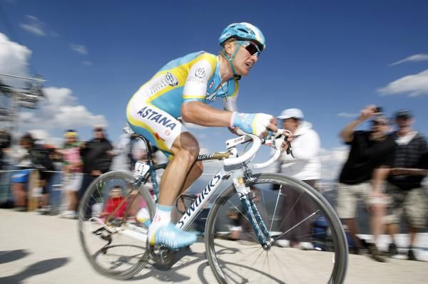 Alexander Vinokourov (Astana) suffers up the Plan de Corones.