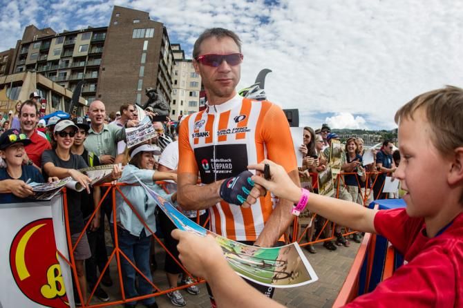Jens Voigt (Radioshack) signing autographs at the start.