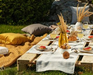 summer picnic setup with pallets as table from Dekoria