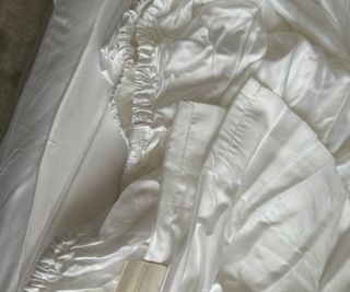 Peri Lauren Interiors Cotton Sateen Sheet Set on a bed.