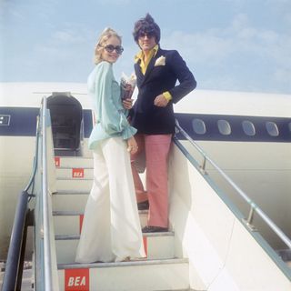 1960s fashion - twiggy on plane