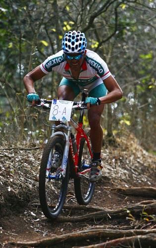 Rafael Escarcega (Mexico) is in first place at the end of the first lap of the team relay.