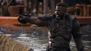 M'Baku peger på nogle Talokanil-fjender i Black Panther: Wakanda Forever