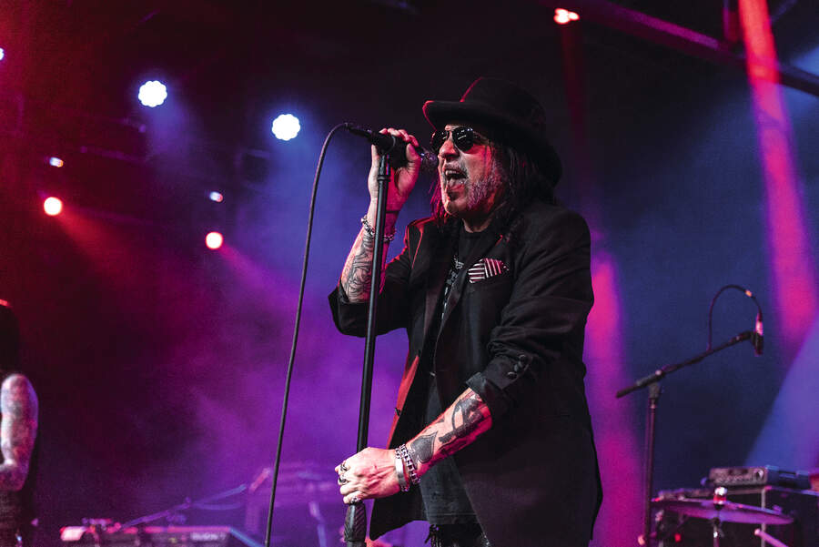 Taime Downe onstage