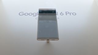 Google Pixel 6 Smartphones ausgestellt in einem Display.