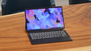 Lenovo ThinkPad Duet 5 Chromebook puisella pöydällä