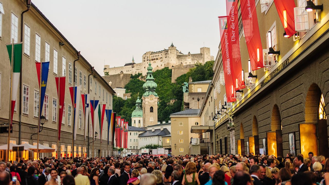 vor_dem_festspielhaus.jpg