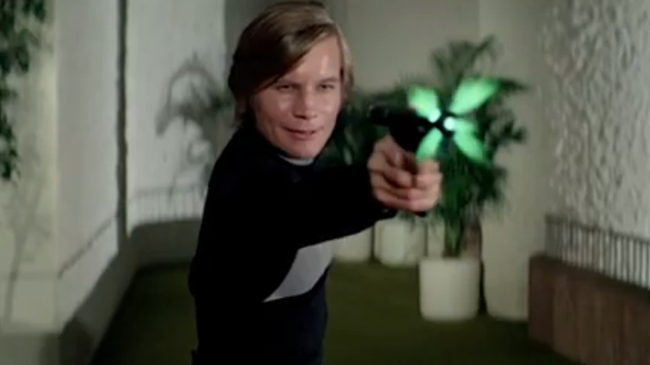 『ローガンズ・ラン』でブラスターを発射するマイケル・ヨーク